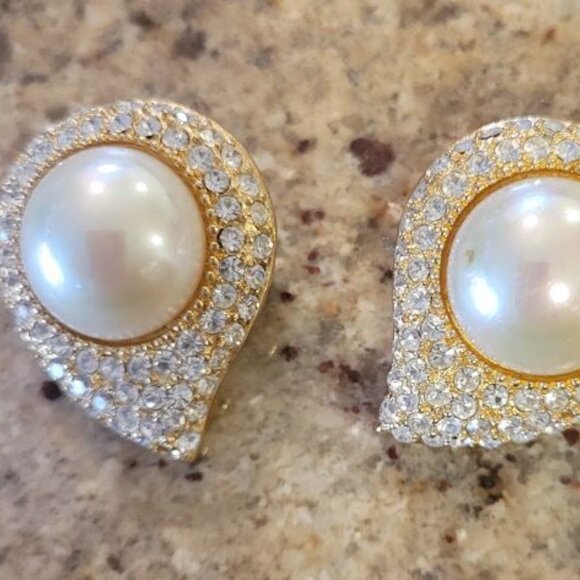 Christin Dior Clip Earrings - Picture 4 of 5